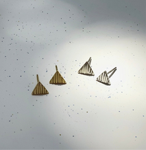 Cargar imagen en el visor de la galería, Aretes Triangulo ♻️
