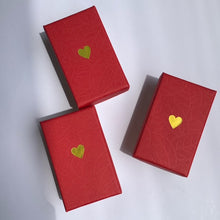 Cargar imagen en el visor de la galería, Aretes LoVe ♻️
