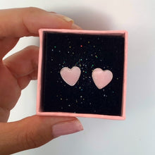Cargar imagen en el visor de la galería, Aretes LoVe ♻️
